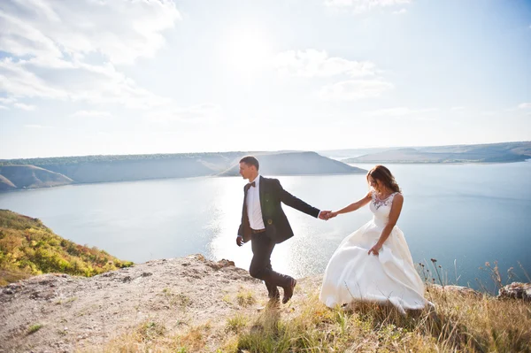 Pareja de boda muy sensual y hermosa en las tierras pintorescas —  Fotos de Stock