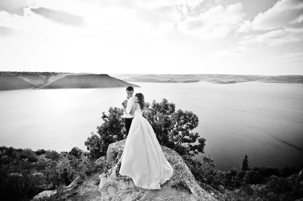 Sehr sinnliches und prachtvolles Hochzeitspaar auf dem malerischen Land — Stockfoto