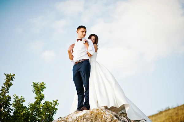 Pareja de boda muy sensual y hermosa en las tierras pintorescas —  Fotos de Stock