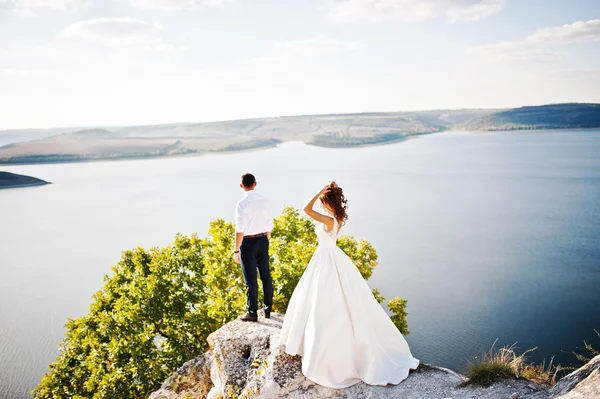 非常に官能的な美しい土地に豪華な結婚式のカップル — ストック写真