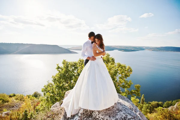 Very sensual and gorgeus wedding couple on the picturesque lands — Stock Photo, Image