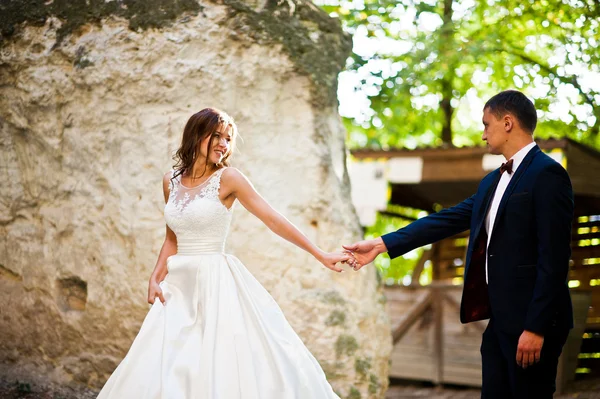 Casal muito sensual e gorgeus nas terras pitorescas — Fotografia de Stock