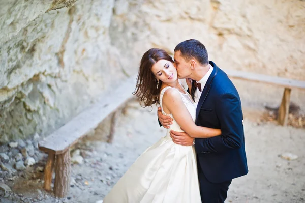 Casal muito sensual e gorgeus nas terras pitorescas — Fotografia de Stock