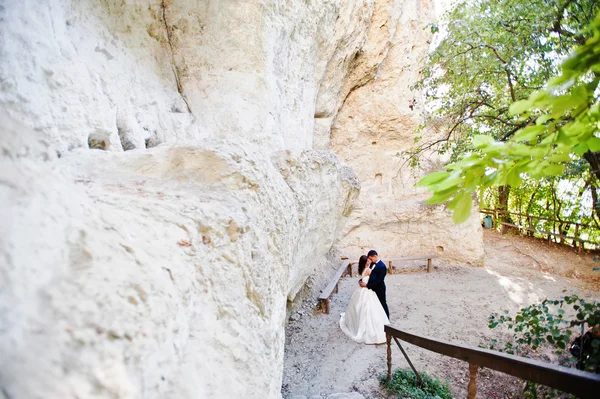 Very sensual and gorgeus wedding couple on the picturesque lands — Stock Photo, Image