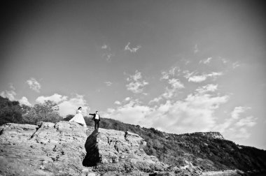 Çok şehvetli ve düzülmüş Düğün çifti pitoresk arazileri üzerinde