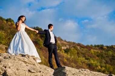 Çok şehvetli ve düzülmüş Düğün çifti pitoresk arazileri üzerinde