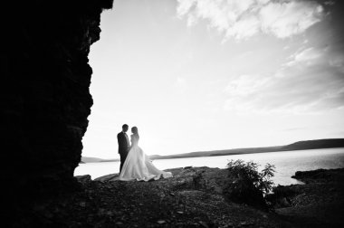 Çok şehvetli ve düzülmüş Düğün çifti pitoresk arazileri üzerinde