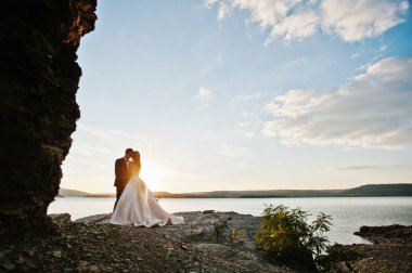 Çok şehvetli ve düzülmüş Düğün çifti pitoresk arazileri üzerinde