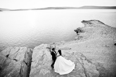 Çok şehvetli ve düzülmüş Düğün çifti pitoresk arazileri üzerinde