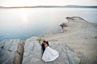 Çok şehvetli ve düzülmüş Düğün çifti pitoresk arazileri üzerinde