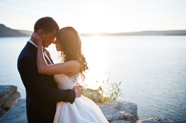 Çok şehvetli ve düzülmüş Düğün çifti pitoresk arazileri üzerinde