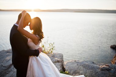 Çok şehvetli ve düzülmüş Düğün çifti pitoresk arazileri üzerinde