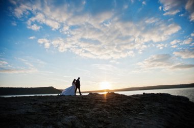 Çok şehvetli ve düzülmüş Düğün çifti pitoresk arazileri üzerinde