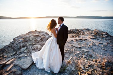 Çok şehvetli ve düzülmüş Düğün çifti pitoresk arazileri üzerinde