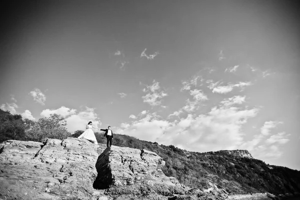 Çok şehvetli ve düzülmüş Düğün çifti pitoresk arazileri üzerinde