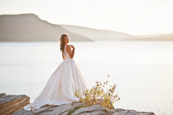 Sehr sinnliche und prachtvolle Braut auf den malerischen Landschaften — Stockfoto