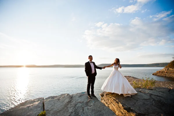 Pareja de boda muy sensual y hermosa en las tierras pintorescas —  Fotos de Stock