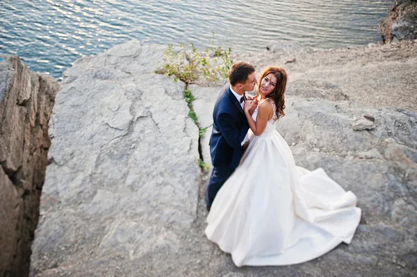 Casal muito sensual e gorgeus nas terras pitorescas — Fotografia de Stock