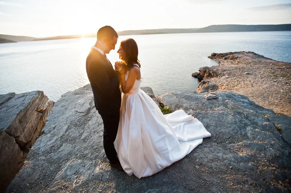 Sehr sinnliches und prachtvolles Hochzeitspaar auf dem malerischen Land — Stockfoto