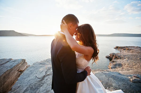 Nagyon érzéki és folyóvölgy magával ragadó esküvő házaspár a festői földeket — Stock Fotó