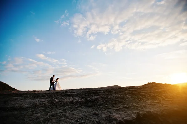 Very sensual and gorgeus wedding couple on the picturesque lands — Stock Photo, Image