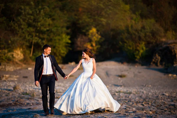 Pareja de boda muy sensual y hermosa en las tierras pintorescas —  Fotos de Stock