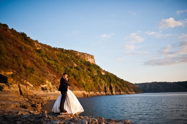 Very sensual and gorgeus wedding couple on the picturesque lands — Stock Photo, Image