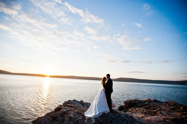 Çok şehvetli ve düzülmüş Düğün çifti pitoresk arazileri üzerinde