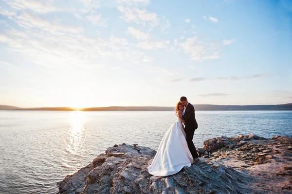 Very sensual and gorgeus wedding couple on the picturesque lands — Stock Photo, Image