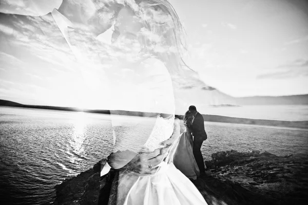 Multiexposition, nagyon érzéki és folyóvölgy magával ragadó esküvő házaspár th — Stock Fotó