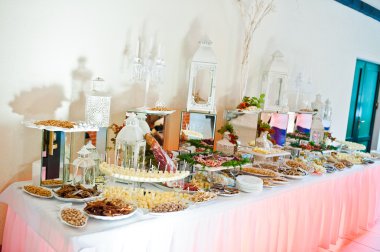 Düğün töreni. Peynir, et ve fıstık