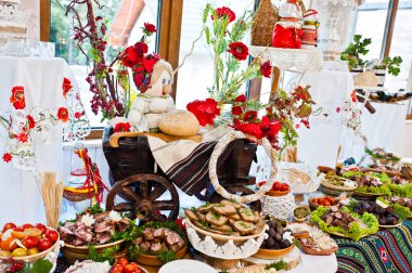 Düğün töreni. Sucuk ve pastırma Ulusal Ukrayna tablosu