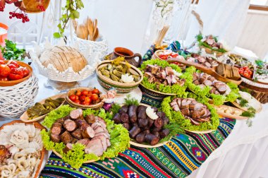 Düğün töreni. Sucuk ve pastırma Ulusal Ukrayna tablosu