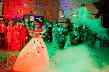 Varioius ışıkları ve duman ile restoranda düğün dansı