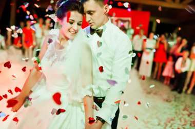 Varioius ışıkları ve duman ile restoranda düğün dansı