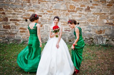 Nedime yeşil giysili gelinle