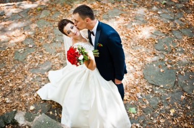 Muhteşem Düğün çifti aşık sonbahar Park