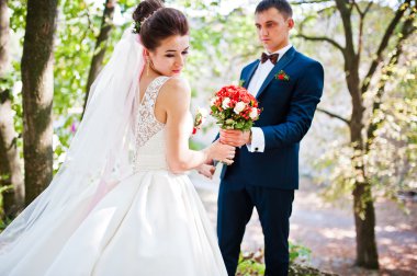 Muhteşem Düğün çifti aşık sonbahar Park