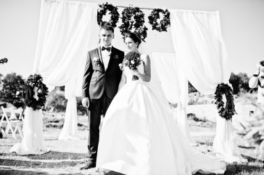 Güneşli bir gün düğün töreninde üzerinde yeni evliler