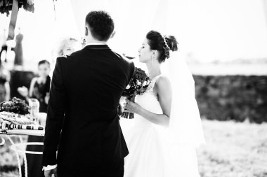 Güneşli bir gün düğün töreninde üzerinde yeni evliler