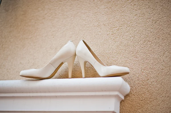 Свадебная обувь невесты на передней части дома — стоковое фото