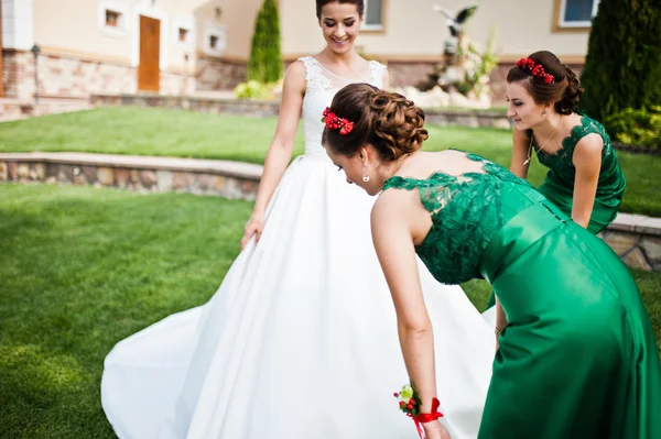 Op de binnenplaats van het mansion house met bruidsmeisjes Bride — Stockfoto