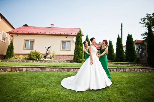 Braut im Hof des Herrenhauses mit Brautjungfern — Stockfoto