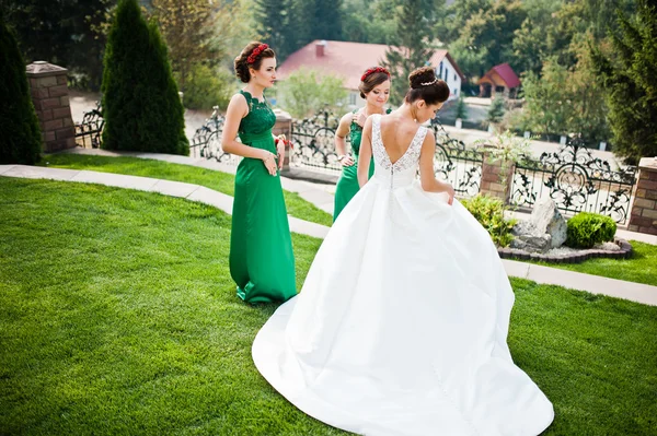 Bride in the courtyard of the mansion house with bridesmaids — Stock Photo, Image