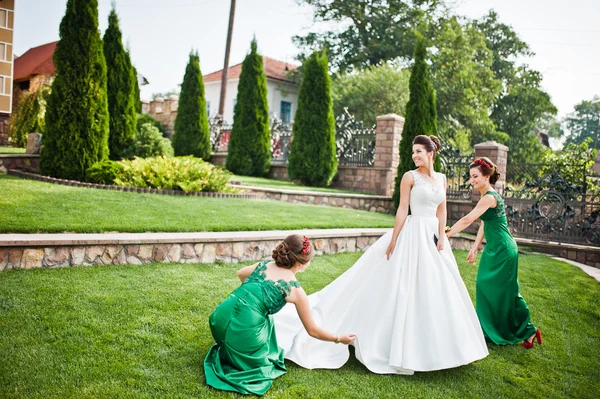 新婦付け添人の邸宅の中庭の花嫁 — ストック写真