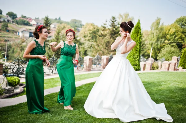 Op de binnenplaats van het mansion house met bruidsmeisjes Bride — Stockfoto