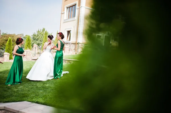 Az udvaron, a kastély ház a koszorúslány a menyasszony — Stock Fotó