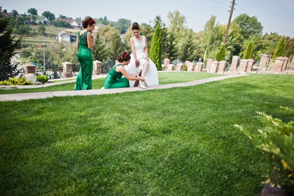 Bride in the courtyard of the mansion house with bridesmaids — Stock Photo, Image