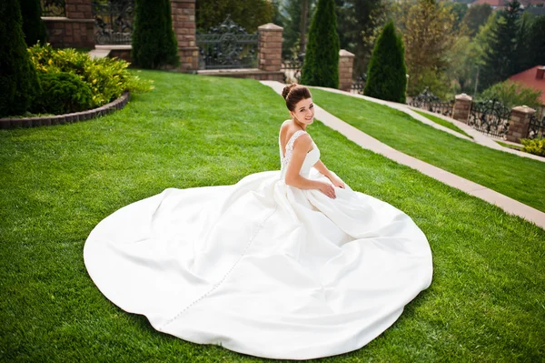 Novia en el patio de la mansión — Foto de Stock