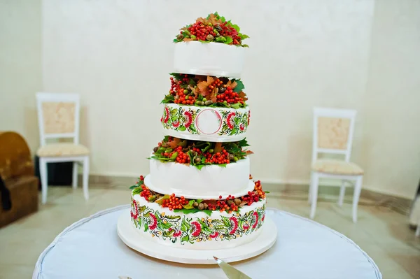 Bolo de casamento com bolotas vermelhas e rowan — Fotografia de Stock
